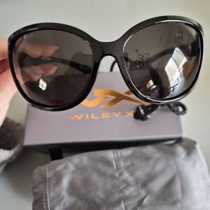 Women’s Black Wiley X Captivate Sunglasses